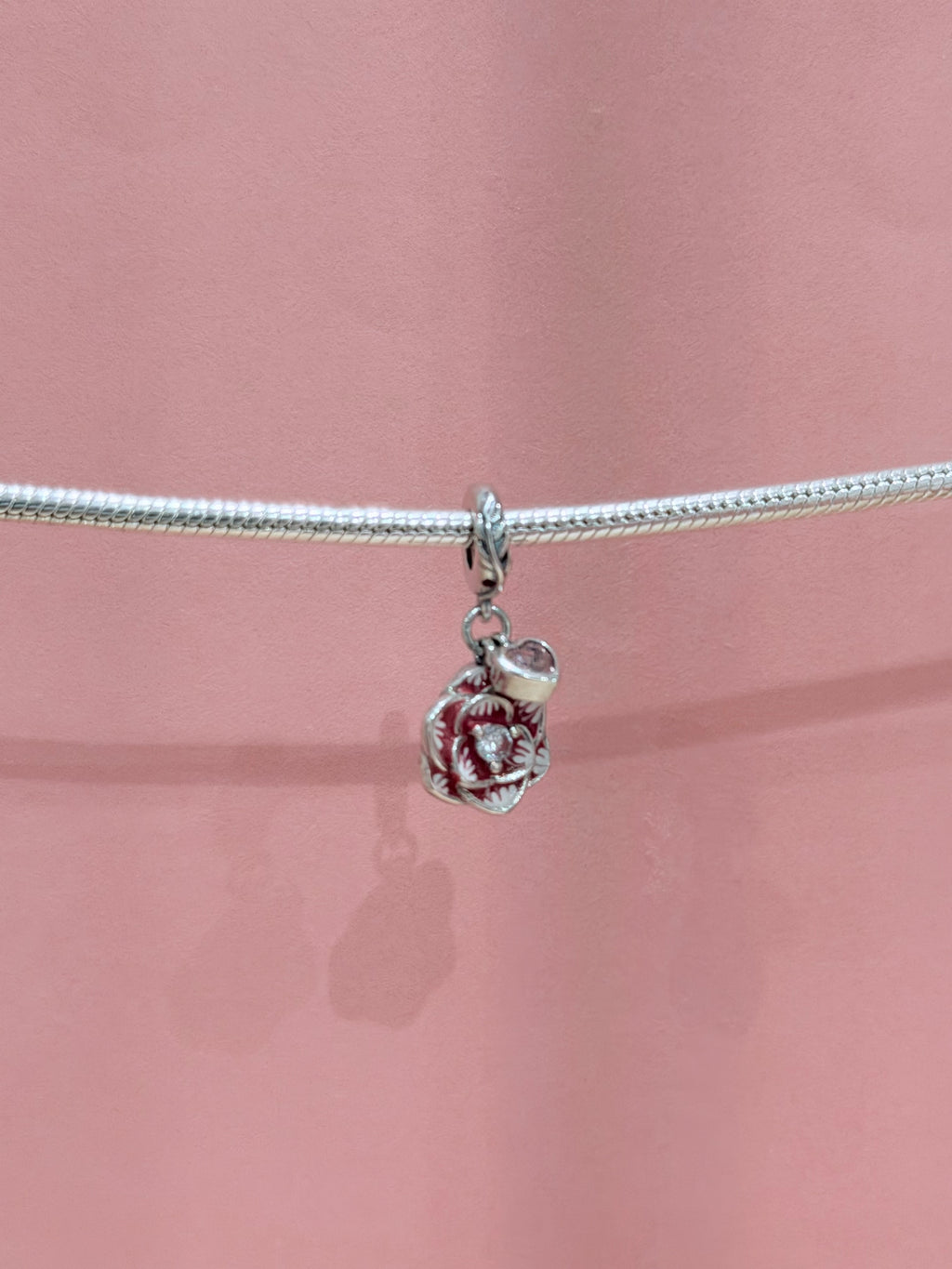 ROSA CON CORAZON COLGANTE